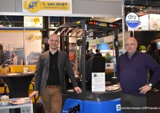 Sander Garnaat en Ronald Luscuere van L. van Vliet Vorkheftrucks bij hun heftruck met de nieuwe lithium batterij. 